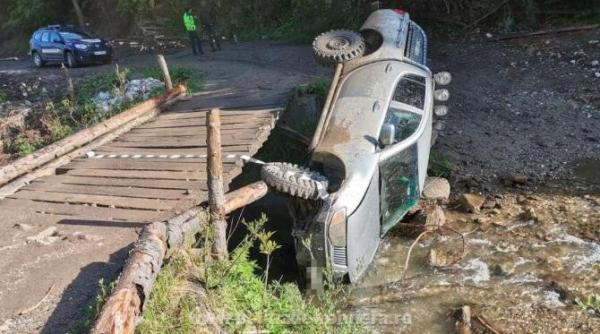 sofer oprit cu focuri de arma  masina s a rasturnat intr un parau