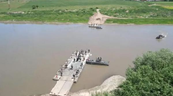 un pod din pontoane a fost construit peste raul mures la santimbru