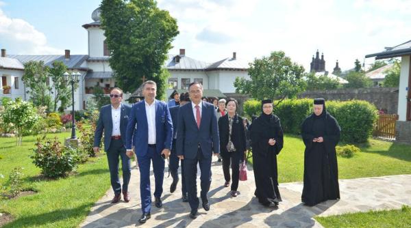 ionel arsene omagiu eroilor cazuti pe campurile de lupta alaturi de delegatia oficiala a ambasadei republicii coreea la bucuresti