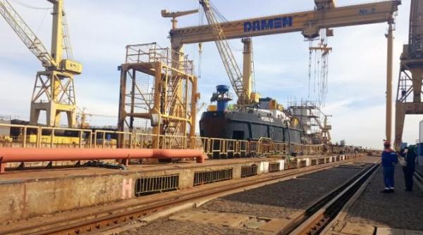 muncitorii de la damen protesteaza in fata ministerului economiei