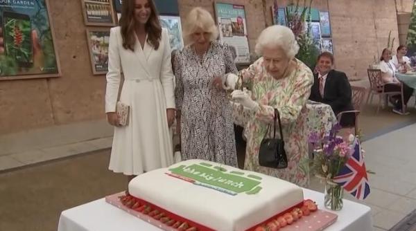 moment inedit la summit ul g7 regina elisabeta a insistat sa taie un tort cu sabia video