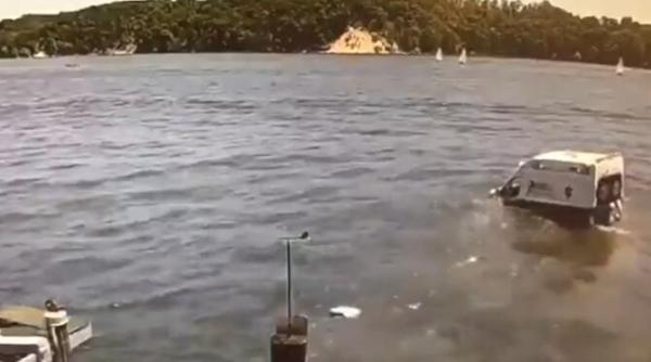 a furat o ambulanta a gonit 160 de km cu politia pe urme dupa care a plonjat in lacul ontario video