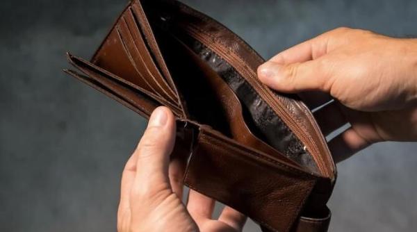 a gasit o geanta plina de bani pe care a predat o politiei