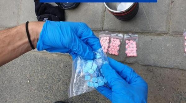 droguri de mare risc ascunse intr un termos persoana prinsa in flagrant delict si arestata preventiv