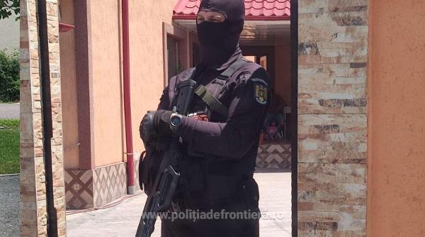 romani arestati pentru trafic de migranti dupa ce opt turci au fost gasiti ascunsi in padure