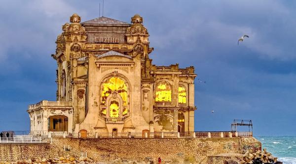 faleza cazinoului din constanta spalata cu detergent