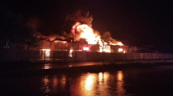 incendiu violent la un depozit de mase plastice din barlad pompierii intervin cu forte sporite