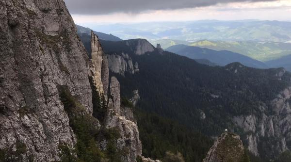 turistii care merg in ceahlau atentionati bloc imens de piatra rupt
