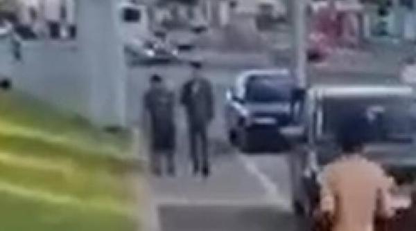 un barbat alearga gol pusca pe strazile din oradea caz similar cu un politist din bucuresti video