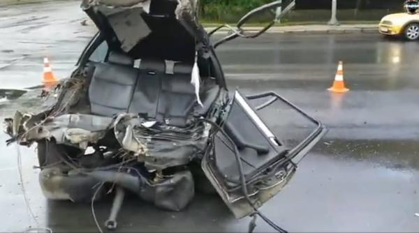 video momentul in care un bmw se izbeste intr un stalp si se rupe in doua doi oameni au murit