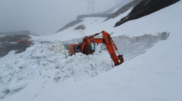 video zapada de 7 8 metri pe transfagarasan  drumarii continua actiunile de deszapezire