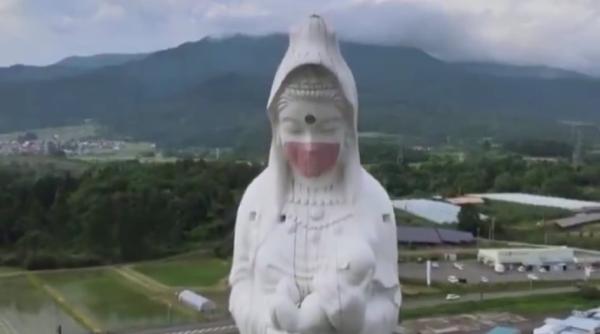 masca purtata de statuia unei zeite in japonia ca o rugaciune pentru incheierea pandemiei de covid 19