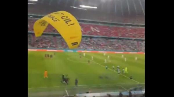 protest la euro 2020 un parapantist aproape ca s a prabusit peste spectatori inainte de franta germania video