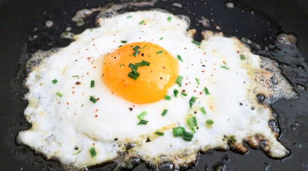 de ce se lipeste mancarea de tigaie explicatia stiintifica la care nu te asteptai cum eviti lipirea