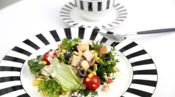 top 3 salate delicioase cu piept de pui retetele simple dar foarte gustoase