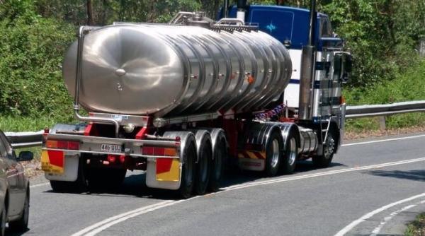 cisterna cu 17 tone de benzina si 14 tone de motorina  rasturnata in prahova  sunt scurgeri