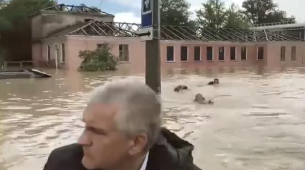 imagini virale din crimeea bodyguarzii inoata in spatele barcii in care se afla guvernatorul video
