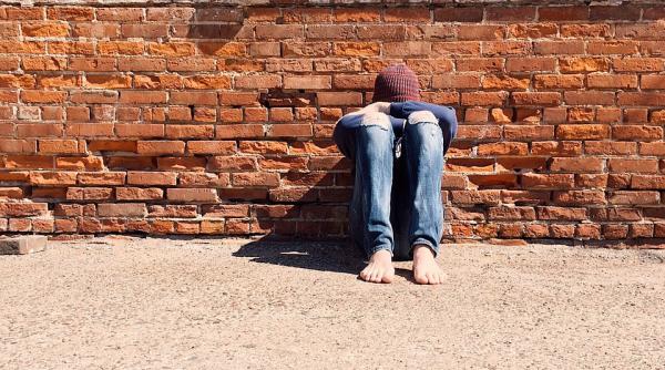 un elev din hunedoara lovit de un profesor culmea chiar in timpul unei actiuni despre violenta in scoli in curtea liceului erau si politisti