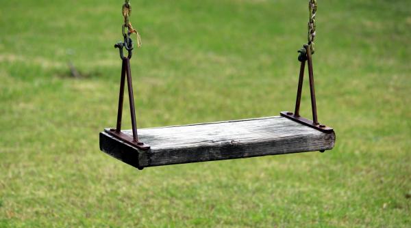 o fetita de 5 ani a murit dupa ce a cazut din leagan in olt