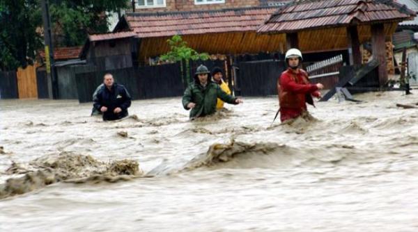 circulatie ingreunata in bacau si tulcea drumuri sub ape din cauza inundatiilor