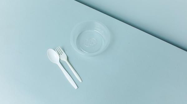 ue ataca poluarea cu furculita plasticul inlocuit cu un alt poluant