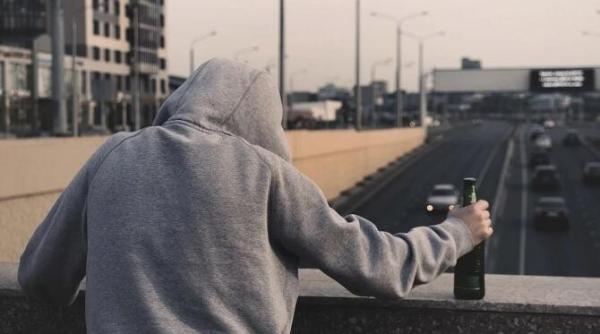 a sunat la 112 pentru ca alta persoana i a furat sticla de bautura