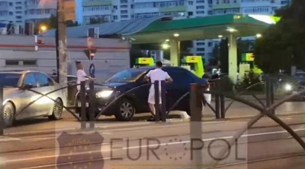 doi smecheri cu bmw au blocat o masina o masina in bucuresti si au inceput s o loveasca cu picioarele video