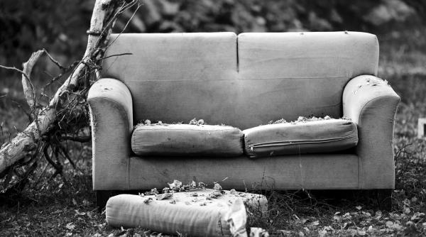 video un barbat si a aruncat canapeaua pe geam si a fost la un pas sa si ucida vecina