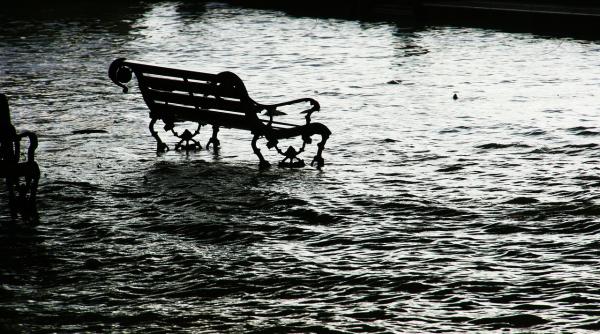 galatenii pescuiesc in strada si consuma alcool la o terasa inundata foto video