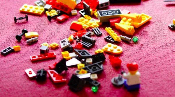 lego va folosi bidoane de plastic pentru unele piese in urmatorii doi ani