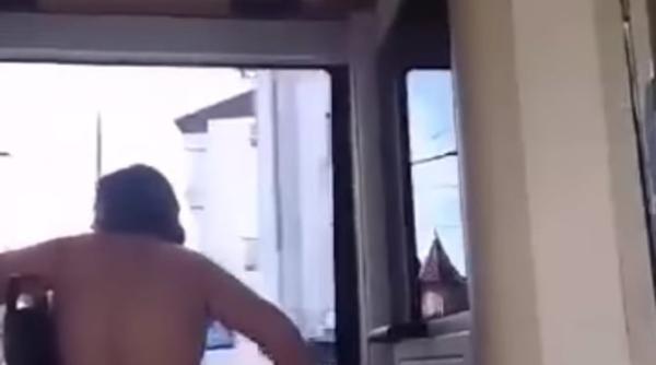 o femeie din suceava s a plimbat cu autobuzul in timp ce era dezbracata video