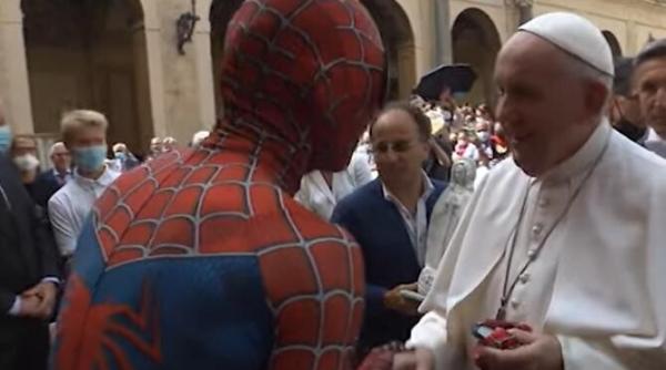 spiderman a fost in audienta la papa francisc video