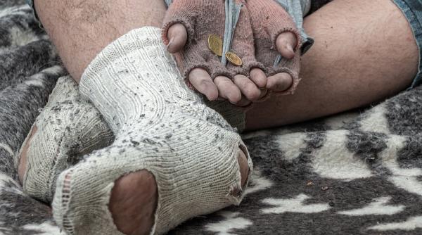 femeie din sangeorz bai amendata de politie pentru ca a dat bani unor cersetori