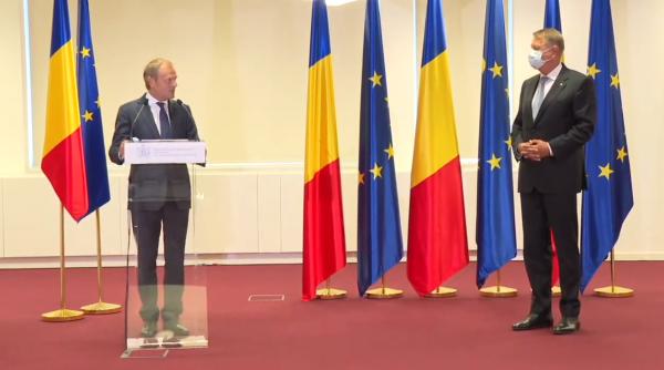 klaus iohannis l a decorat pe donald tusk fostul presedinte al pe