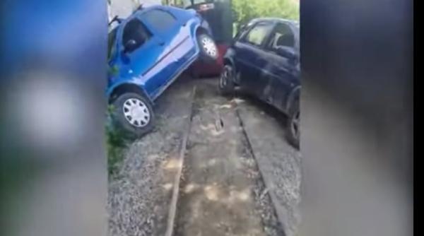 mocanita din apuseni a lovit doua masini video