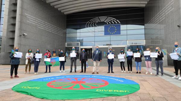 protest in fata parlamentului european se cere dreptate pentru stanislav tanarul rom din cehia