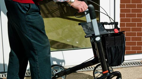 un barbat in varsta de 72 de ani diagnosticat cu covid timp de 305 zile