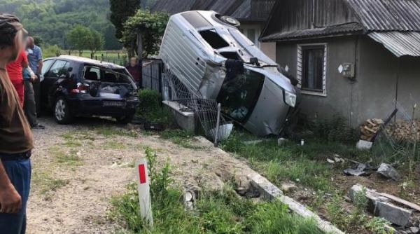 accident spectaculos in bistrita nasaud o masina a ajuns cu rotile pe o casa
