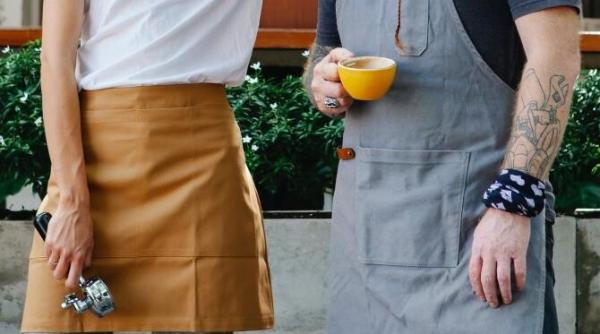 criza de locuri de munca pe litoral patronii trec in prima linie si servesc cot la cot cu angajatii