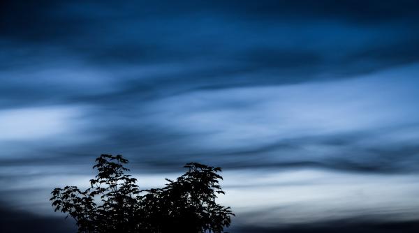 norii noctilucenti un fenomen atmosferic rar au aparut pe cerul romaniei foto