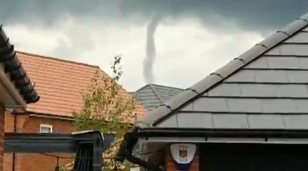 londra devastata de o tornada case prabusite si copaci smulsi din pamant foto video