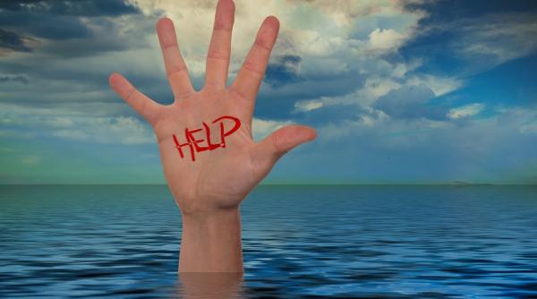 o femei din iasi a incercat sa se sinucida sarind cu tot cu masina intr un lac