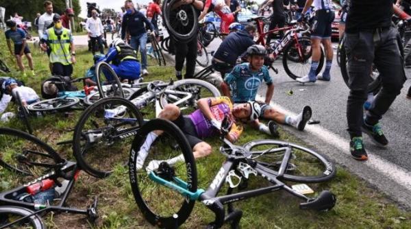 video accident la turul frantei  zeci de biciclisti au cazut din cauza unei spectatoare