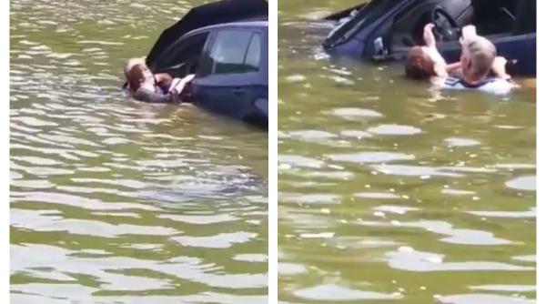 video o tanara beata a cazut cu masina in lac a fost salvata de un politist local care s a aruncat dupa ea in apa