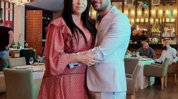 oana roman si marius elisei sarut pasional in vazul tuturor sunt din nou impreuna iubirea invinge