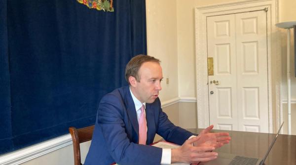 video momentul in care ministrul sanatatii britanic o saruta pasional pe asisteanta cu care avea o aventura