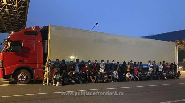 50 de migrantii au fost gasiti ascunsi intr un camion care transporta oase cabaline