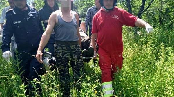 barbat la un pas de moarte dupa ce s a rasturnat cu atv ul intr o rapa adanca de 30 de metri