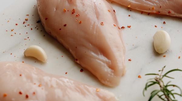 cori gramescu reteta delicioasa piept de pui cu rozmarin si legume de vara