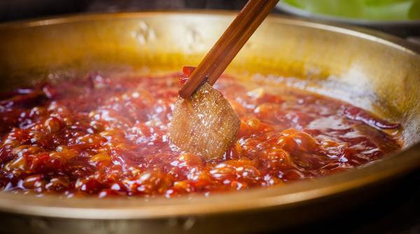 un bucatar a murit dupa ce a cazut intr un ceaun urias de ciorba gatea pentru o nunta